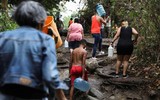 [ẢNH] Người dân Venezuela tìm cách 
