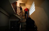 [ẢNH] Người dân Venezuela tìm cách 