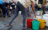 [ẢNH] Người dân Venezuela tìm cách 