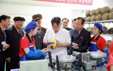 [ẢNH] Chủ tịch Kim Jong-un thị sát các cơ sở kinh tế của Triều Tiên