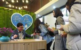 Phố sách Hà Nội chật kín người chờ nhà văn Nguyễn Nhật Ánh ký tặng sách