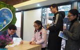 Phố sách Hà Nội chật kín người chờ nhà văn Nguyễn Nhật Ánh ký tặng sách