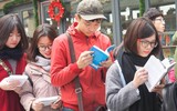 Phố sách Hà Nội chật kín người chờ nhà văn Nguyễn Nhật Ánh ký tặng sách