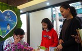 Phố sách Hà Nội chật kín người chờ nhà văn Nguyễn Nhật Ánh ký tặng sách