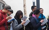 Phố sách Hà Nội chật kín người chờ nhà văn Nguyễn Nhật Ánh ký tặng sách