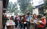 Phố sách Hà Nội chật kín người chờ nhà văn Nguyễn Nhật Ánh ký tặng sách