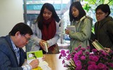 Phố sách Hà Nội chật kín người chờ nhà văn Nguyễn Nhật Ánh ký tặng sách