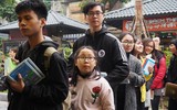 Phố sách Hà Nội chật kín người chờ nhà văn Nguyễn Nhật Ánh ký tặng sách