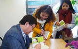 Phố sách Hà Nội chật kín người chờ nhà văn Nguyễn Nhật Ánh ký tặng sách