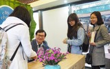 Phố sách Hà Nội chật kín người chờ nhà văn Nguyễn Nhật Ánh ký tặng sách