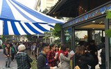 Phố sách Hà Nội chật kín người chờ nhà văn Nguyễn Nhật Ánh ký tặng sách