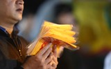 Không ngại chen chúc, biển người dự lễ khai ấn đền Trần 2018