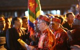 Không ngại chen chúc, biển người dự lễ khai ấn đền Trần 2018
