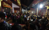 Không ngại chen chúc, biển người dự lễ khai ấn đền Trần 2018