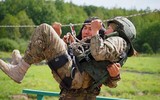 [ẢNH] Nữ chiến sĩ quân y Việt Nam tranh tài tại nội dung Sơ cứu chiến trường