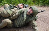 [ẢNH] Nữ chiến sĩ quân y Việt Nam tranh tài tại nội dung Sơ cứu chiến trường