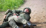 [ẢNH] Nữ chiến sĩ quân y Việt Nam tranh tài tại nội dung Sơ cứu chiến trường