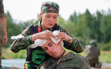 [ẢNH] Nữ chiến sĩ quân y Việt Nam tranh tài tại nội dung Sơ cứu chiến trường