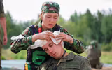 [ẢNH] Nữ chiến sĩ quân y Việt Nam tranh tài tại nội dung Sơ cứu chiến trường