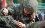 [ẢNH] Nữ chiến sĩ quân y Việt Nam tranh tài tại nội dung Sơ cứu chiến trường