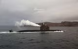 [ẢNH] Sau tàu mặt nước, tới lượt tàu ngầm thế hệ mới của Nga phun khói mù mịt