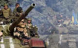 [ẢNH] Xe tăng Ukraine rầm rập tiến về cảng Mariupol khi căng thẳng gia tăng
