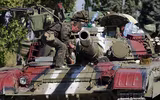 [ẢNH] Xe tăng Ukraine rầm rập tiến về cảng Mariupol khi căng thẳng gia tăng