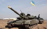 [ẢNH] Xe tăng Ukraine rầm rập tiến về cảng Mariupol khi căng thẳng gia tăng