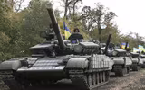 [ẢNH] Xe tăng Ukraine rầm rập tiến về cảng Mariupol khi căng thẳng gia tăng