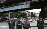 [ẢNH] Rộ tin đồn đảo chính ở Thái Lan khi xe thiết giáp bất ngờ xuất hiện