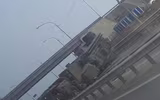 [ẢNH] Sau T-72B và Pantsir-S1, đến lượt pháo tự hành 2S7 Pion Nga đổ lật nhào khi hành quân
