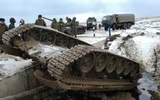 [ẢNH] Sau T-72B và Pantsir-S1, đến lượt pháo tự hành 2S7 Pion Nga đổ lật nhào khi hành quân