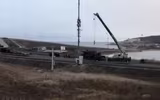 [ẢNH] Sau T-72B và Pantsir-S1, đến lượt pháo tự hành 2S7 Pion Nga đổ lật nhào khi hành quân