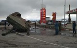 [ẢNH] Sau T-72B và Pantsir-S1, đến lượt pháo tự hành 2S7 Pion Nga đổ lật nhào khi hành quân