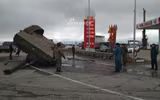 [ẢNH] Sau T-72B và Pantsir-S1, đến lượt pháo tự hành 2S7 Pion Nga đổ lật nhào khi hành quân