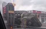 [ẢNH] Sau T-72B và Pantsir-S1, đến lượt pháo tự hành 2S7 Pion Nga đổ lật nhào khi hành quân