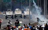 [ẢNH] Thiết giáp Venezuela đụng độ với người biểu tình do Trung Quốc sản xuất