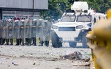 [ẢNH] Thiết giáp Venezuela đụng độ với người biểu tình do Trung Quốc sản xuất