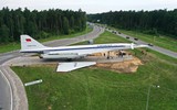 [ẢNH] Nga gây bất ngờ khi đưa máy bay siêu thanh Tu-144 ‘diễu phố’
