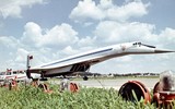 [ẢNH] Nga gây bất ngờ khi đưa máy bay siêu thanh Tu-144 ‘diễu phố’