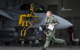 [ẢNH] Su-30SM Nga vội vã rút lui khi bị JAS 39 Gripen mang đầy vũ khí áp sát