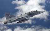 [ẢNH] Su-30SM Nga vội vã rút lui khi bị JAS 39 Gripen mang đầy vũ khí áp sát