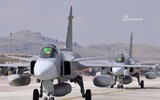 [ẢNH] Su-30SM Nga vội vã rút lui khi bị JAS 39 Gripen mang đầy vũ khí áp sát