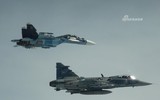 [ẢNH] Su-30SM Nga vội vã rút lui khi bị JAS 39 Gripen mang đầy vũ khí áp sát