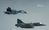 [ẢNH] Su-30SM Nga vội vã rút lui khi bị JAS 39 Gripen mang đầy vũ khí áp sát