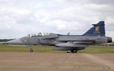 [ẢNH] Su-30SM Nga vội vã rút lui khi bị JAS 39 Gripen mang đầy vũ khí áp sát