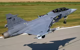 [ẢNH] Su-30SM Nga vội vã rút lui khi bị JAS 39 Gripen mang đầy vũ khí áp sát
