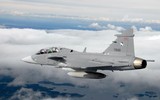 [ẢNH] Su-30SM Nga vội vã rút lui khi bị JAS 39 Gripen mang đầy vũ khí áp sát