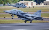[ẢNH] Su-30SM Nga vội vã rút lui khi bị JAS 39 Gripen mang đầy vũ khí áp sát