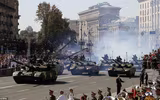 [ẢNH] Ukraine biểu dương lực lượng tăng thiết giáp hùng hậu răn đe ly khai miền Đông